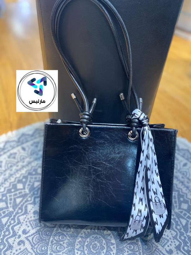 کیف زنانه مارلیس مشکی کوچک با اسکارف سفید مشکی در ابعاد 26*21 سانتی متر