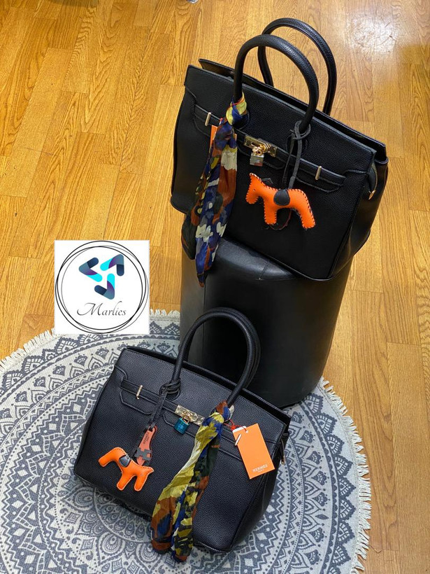 کیف زنانه مشکی هرمس با اسکارف و اکسسوری خاص این برند در ابعاد 33*30 سانتی متر