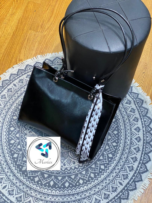 کیف زنانه مارلیس مشکی بزرگ با اسکارف سفید مشکی در ابعاد 37*27 سانتی متر